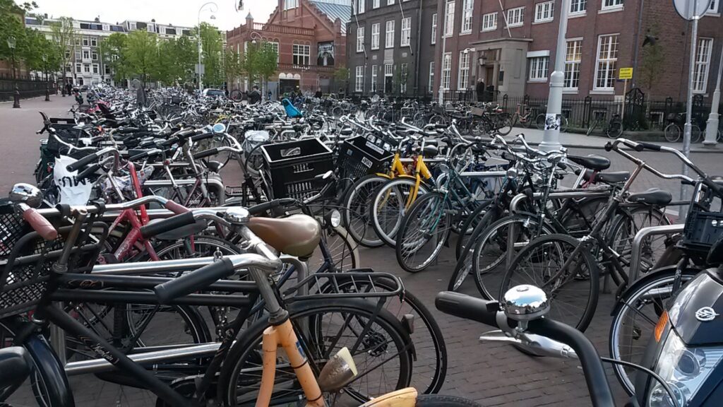 Tagesasuflug Schulklasse Amsterdam Fahrradverleih Yellow Bikes