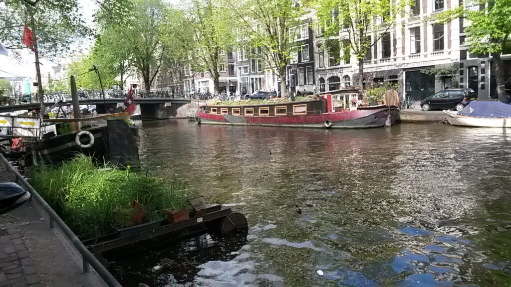 Tagesausflug Schulklasse Amsterdam MIt dem Tretboot durch die Grachten