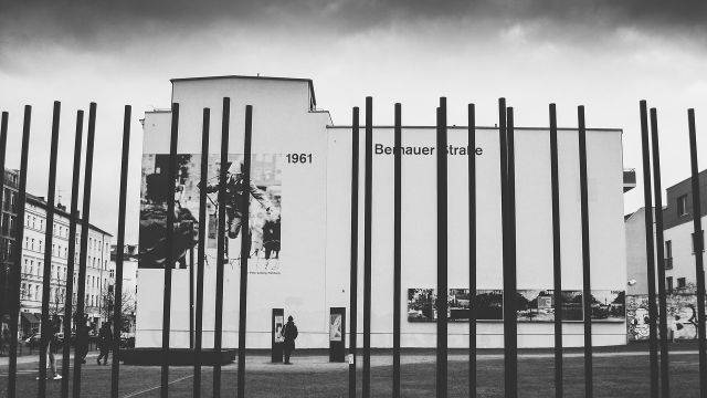 Schulklasse besucht während einer Stadtführung die Gedenkstätte Berliner Mauer