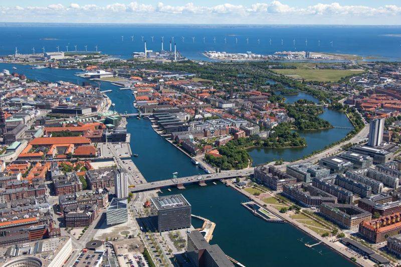 Während der Klassenfahrt nach Kopenhagen übernachtet die Schulklasse im Danhostel Kopenhagen City. Auf dem Bild sehen wir den Blick aus dem Hochhaus des Hostels über die Stadt aufs Meer.