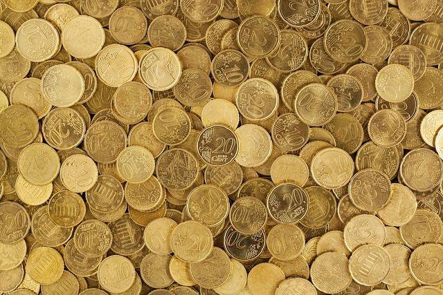 Zur Finanzierung einer Klassenfahrt liegen viele Münzen auf einem Haufen.