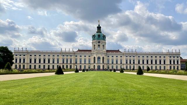 Während der Klassenfahrt nach berlin erlebt die Schulklasse die Kontraste zwischen Marzahn und den prächtigen Schlössern und Gärten.