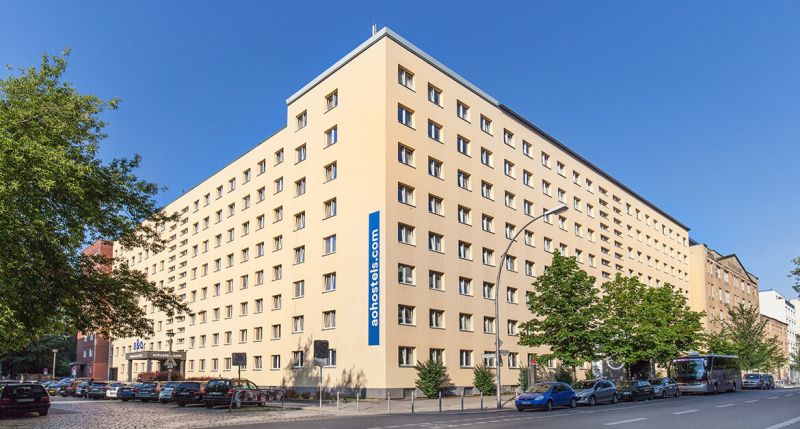Das A&O Hostel Berlin Mitte ist ideal für die Klassenfahrt nach Berlin: zentrale Lage, moderne Zimmer, gutes Essen und perfekte Anbindung.