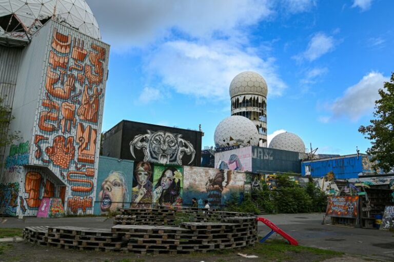 Ein Geheimtipp jeder Klassenfahrt nach Berlin: Der Teufelsberg bietet Lost Place, Street Art und jede Menge Geschichte