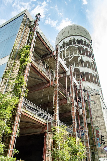 Teufelsberg: Spannende Führungen & Street Art für Schulklassen. Ideal für die Klassenfahrt nach Berlin – Geschichte, Abenteuer & Aussicht in einem!